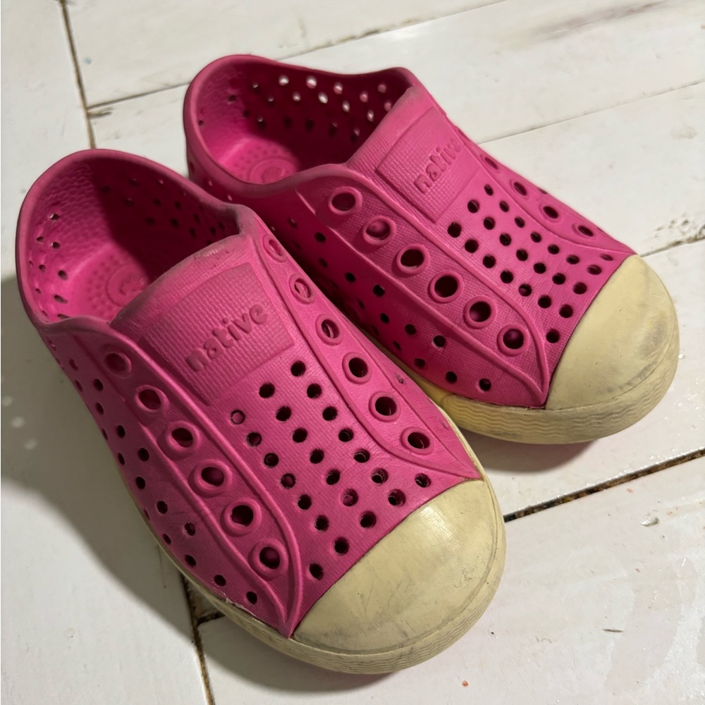 Native Jefferson shoes. Child size 6. Pink.